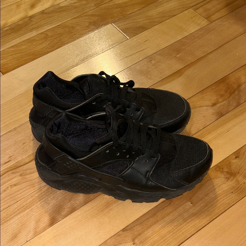 Black Huarache Nike Sneakers
